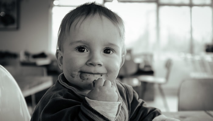 un bébé mange des morceaux